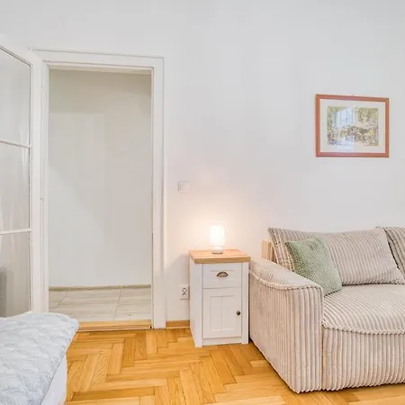 Charming Downtown Apartament